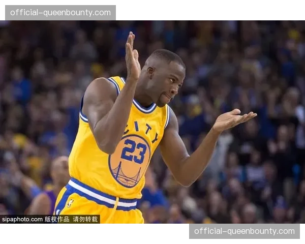 瞬间特写：海登海姆老将贝斯特罚出角球前，与队友进行的战术手势交流